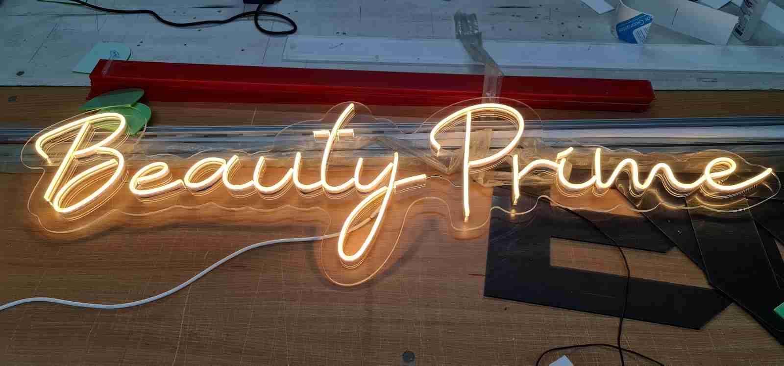 Visual Art Sarajevo LED Neon - LED neon reklame donose nostalgični šarm neona u modernom izdanju. Ekološki su prihvatljive i energetski efikasne, idealne za privlačenje pažnje.