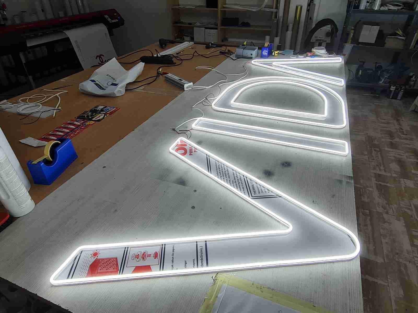 Visual Art Sarajevo LED Neon - LED neon reklame donose nostalgični šarm neona u modernom izdanju. Ekološki su prihvatljive i energetski efikasne, idealne za privlačenje pažnje.