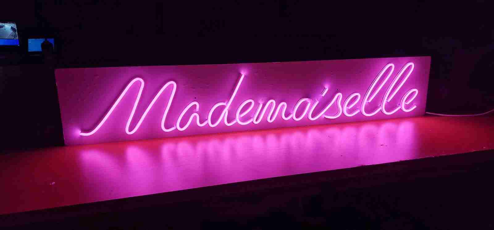 Visual Art Sarajevo LED Neon - LED neon reklame donose nostalgični šarm neona u modernom izdanju. Ekološki su prihvatljive i energetski efikasne, idealne za privlačenje pažnje.