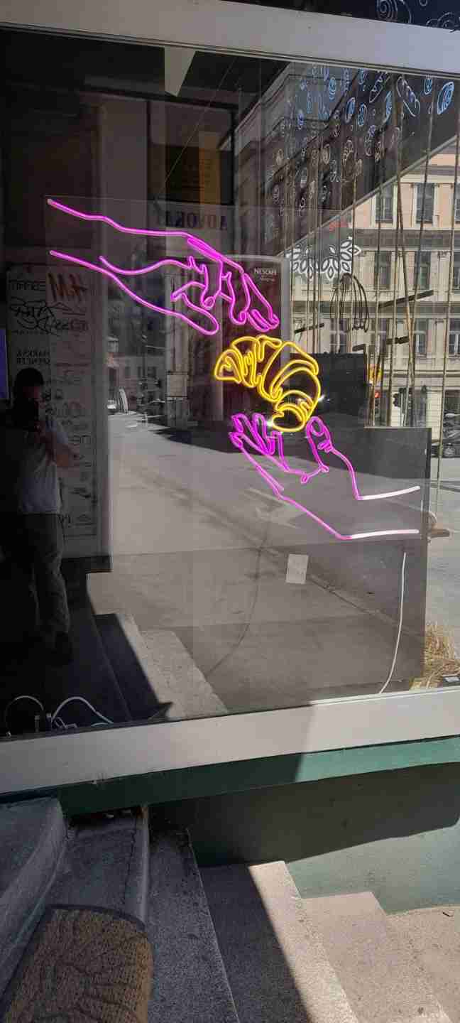 Visual Art Sarajevo LED Neon - LED neon reklame donose nostalgični šarm neona u modernom izdanju. Ekološki su prihvatljive i energetski efikasne, idealne za privlačenje pažnje.