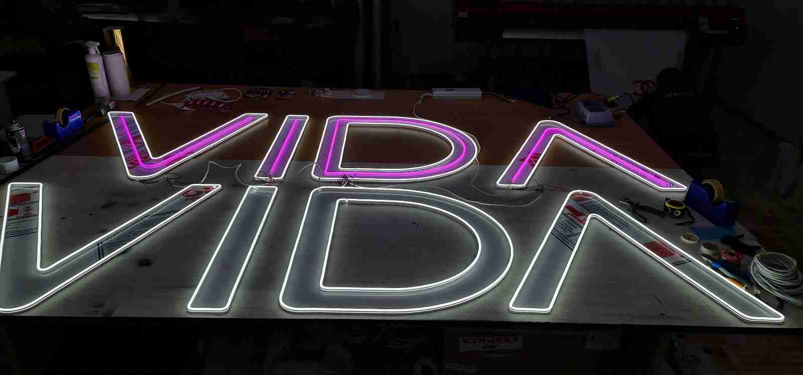 Visual Art Sarajevo LED Neon - LED neon reklame donose nostalgični šarm neona u modernom izdanju. Ekološki su prihvatljive i energetski efikasne, idealne za privlačenje pažnje.