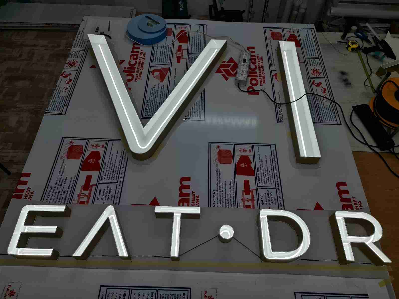 Visual Art Sarajevo LED Neon - LED neon reklame donose nostalgični šarm neona u modernom izdanju. Ekološki su prihvatljive i energetski efikasne, idealne za privlačenje pažnje.